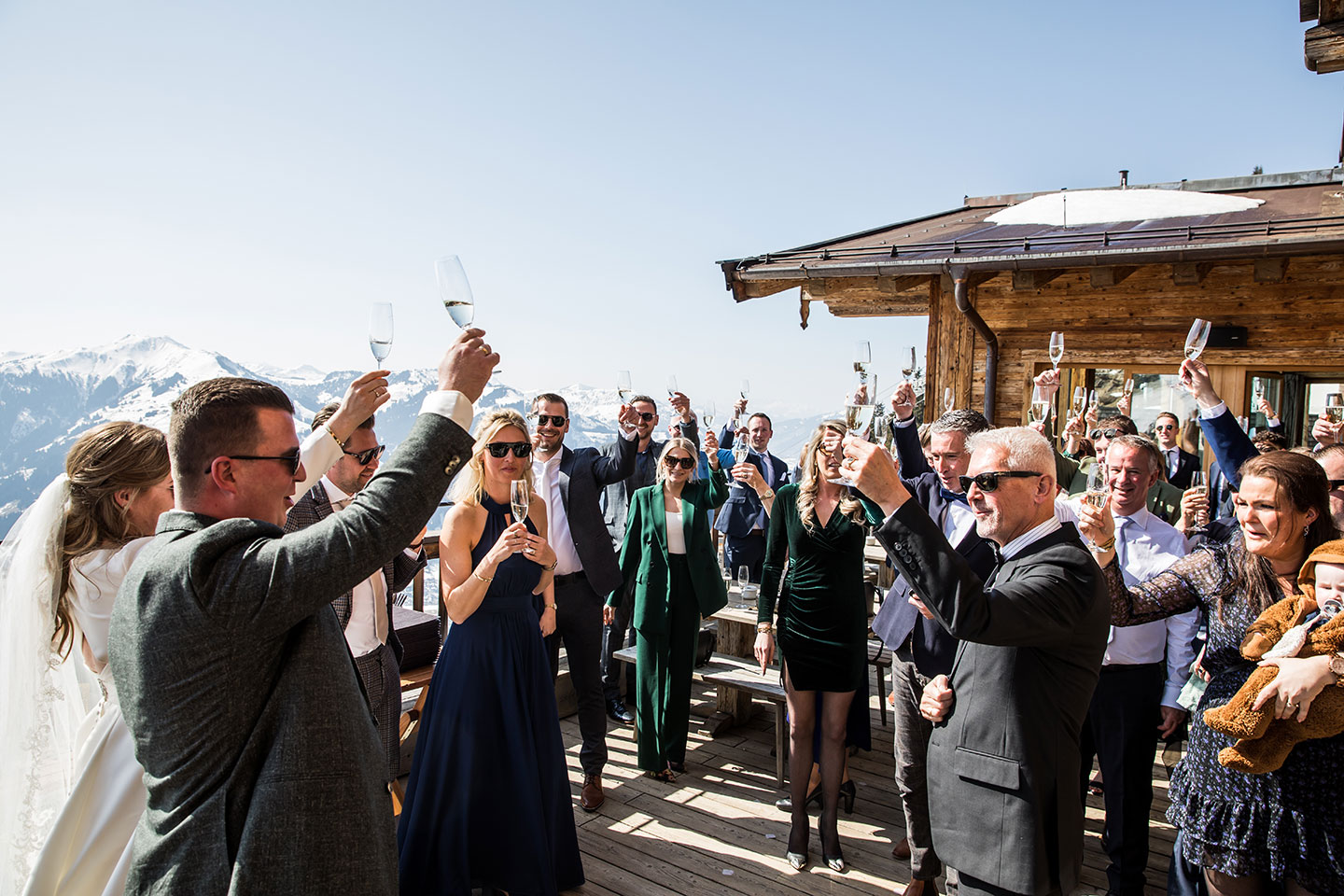 Bruidspaar proost met gasten tijdens bruiloft in Oostenrijk