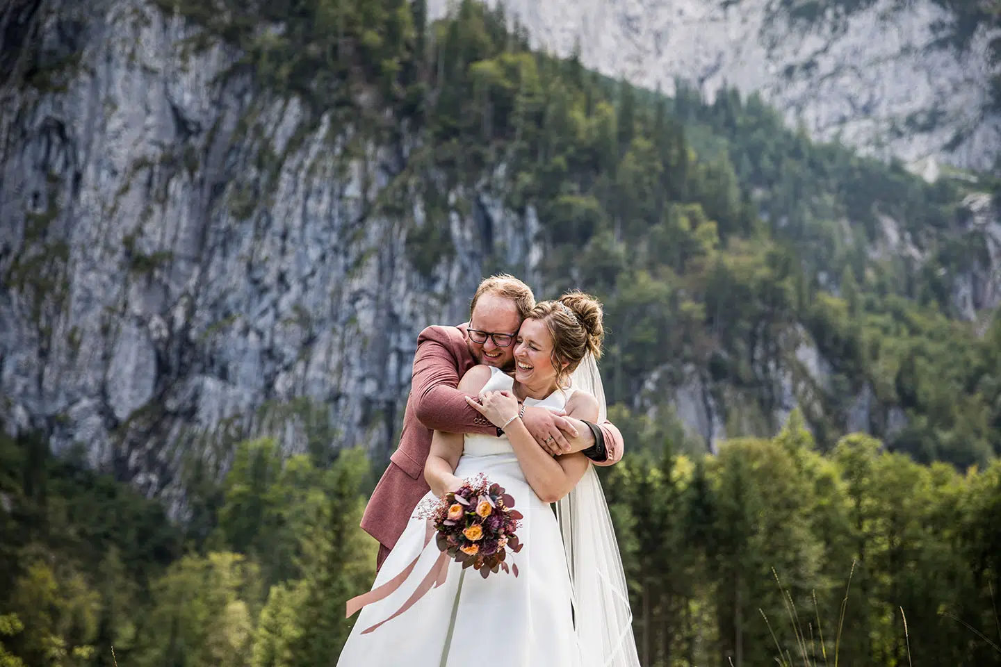 Bruidspaar tijdens bruiloft in de bergen van Tirol, Oostenrijk