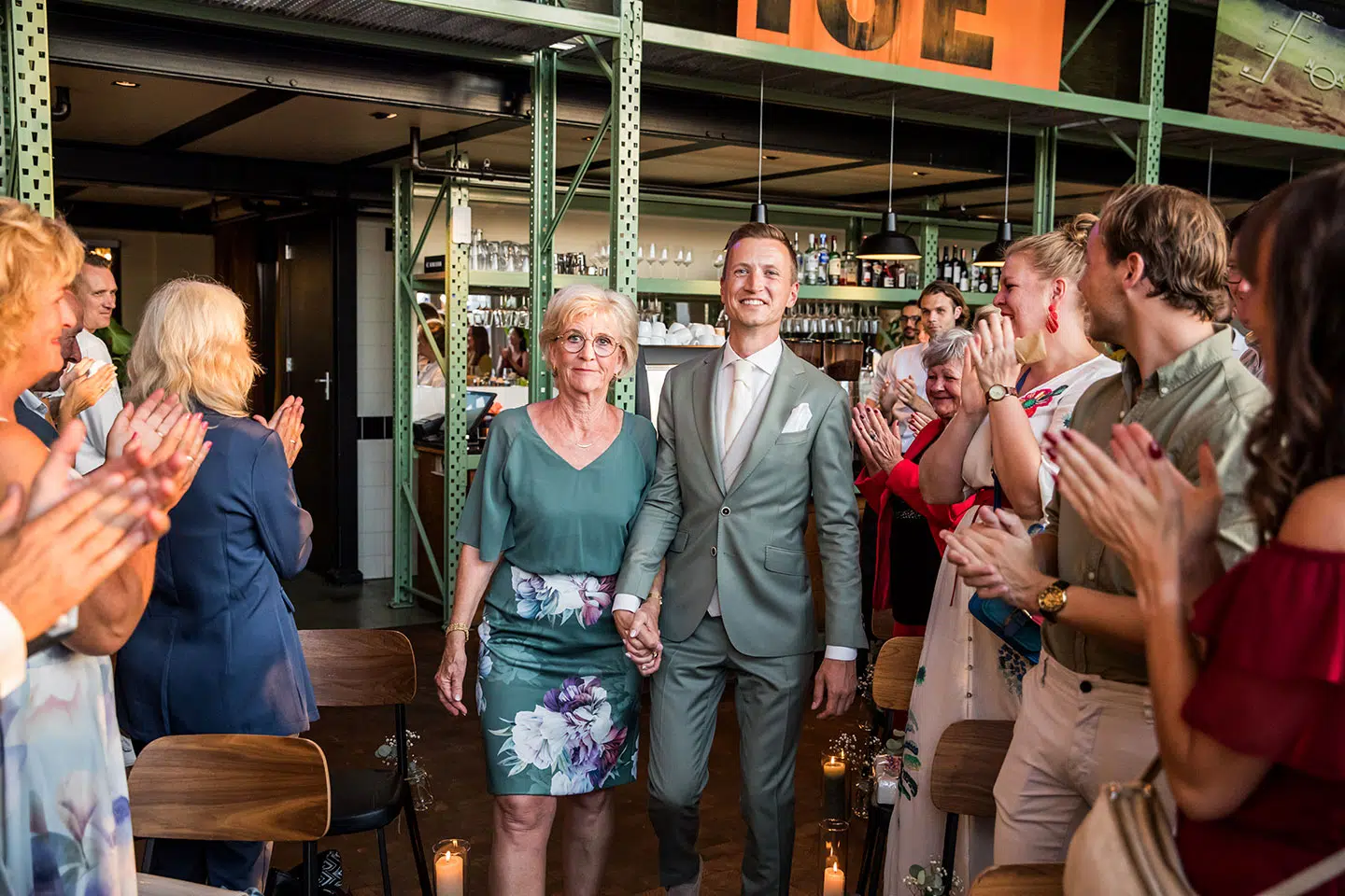 Ceremonie van een bruiloft bij Dudok aan de Maas