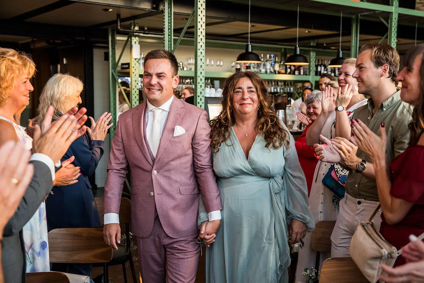 Bruidegom met moeder tijdens bruiloft bij Dudok aan de Maas