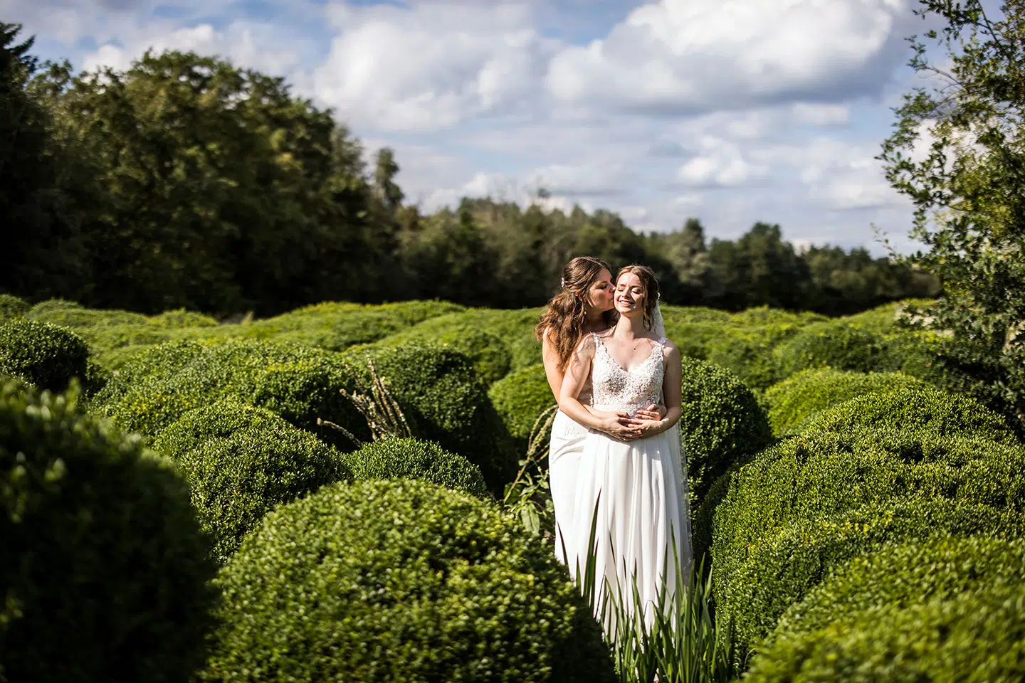 Trouwfotografie buiten in de tuin bij Domaine d'Heerstaayen