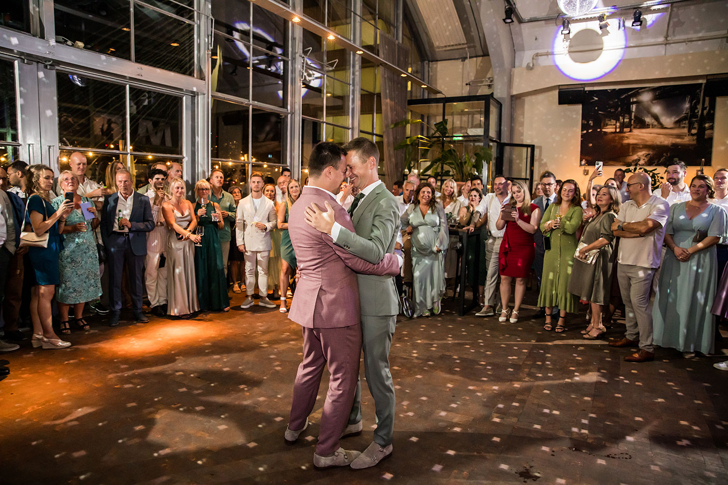 Openingsdans van homo huwelijk in Rotterdam bij Dudok aan de Maas