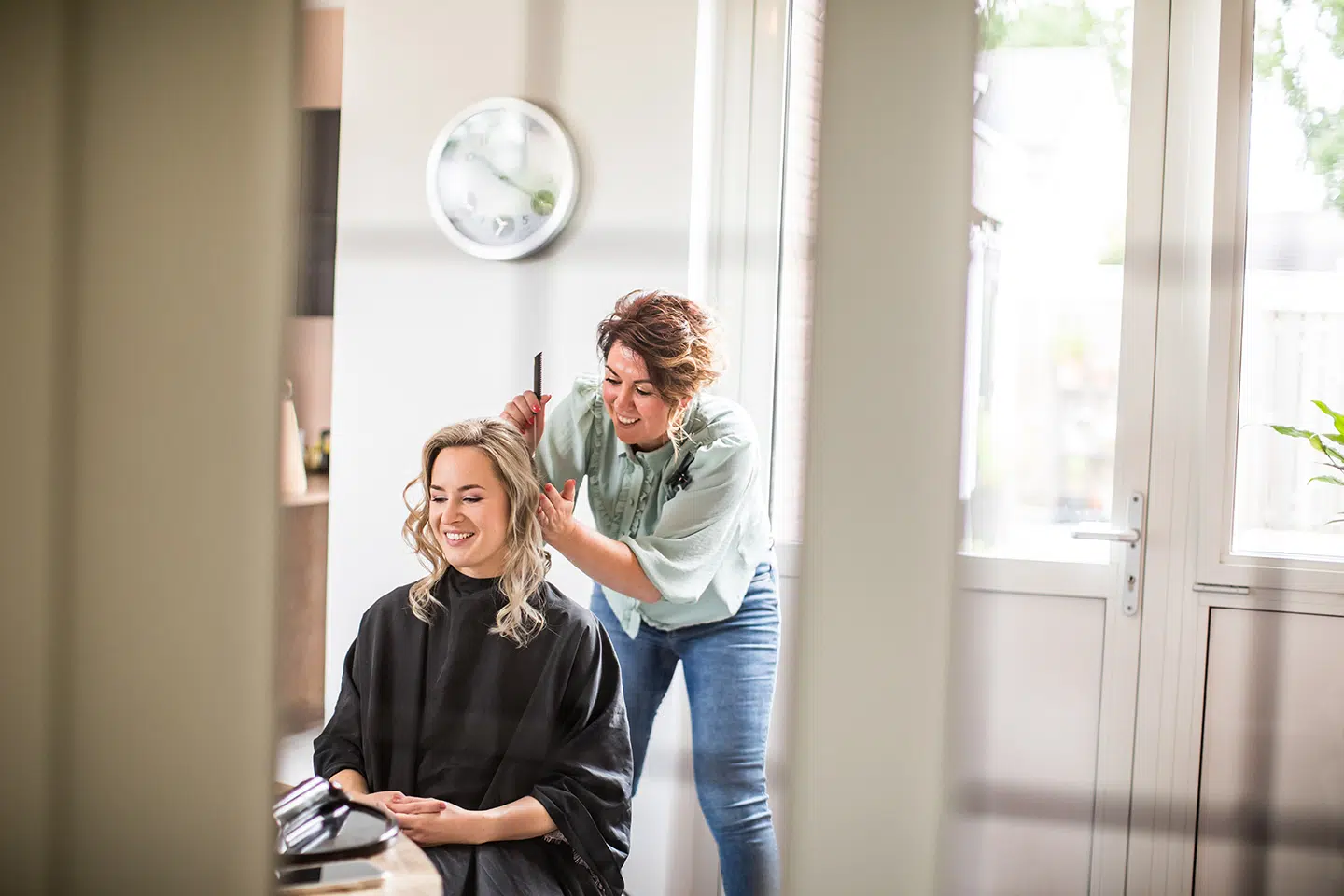 Bruid in haar en make-up voor haar bruiloft