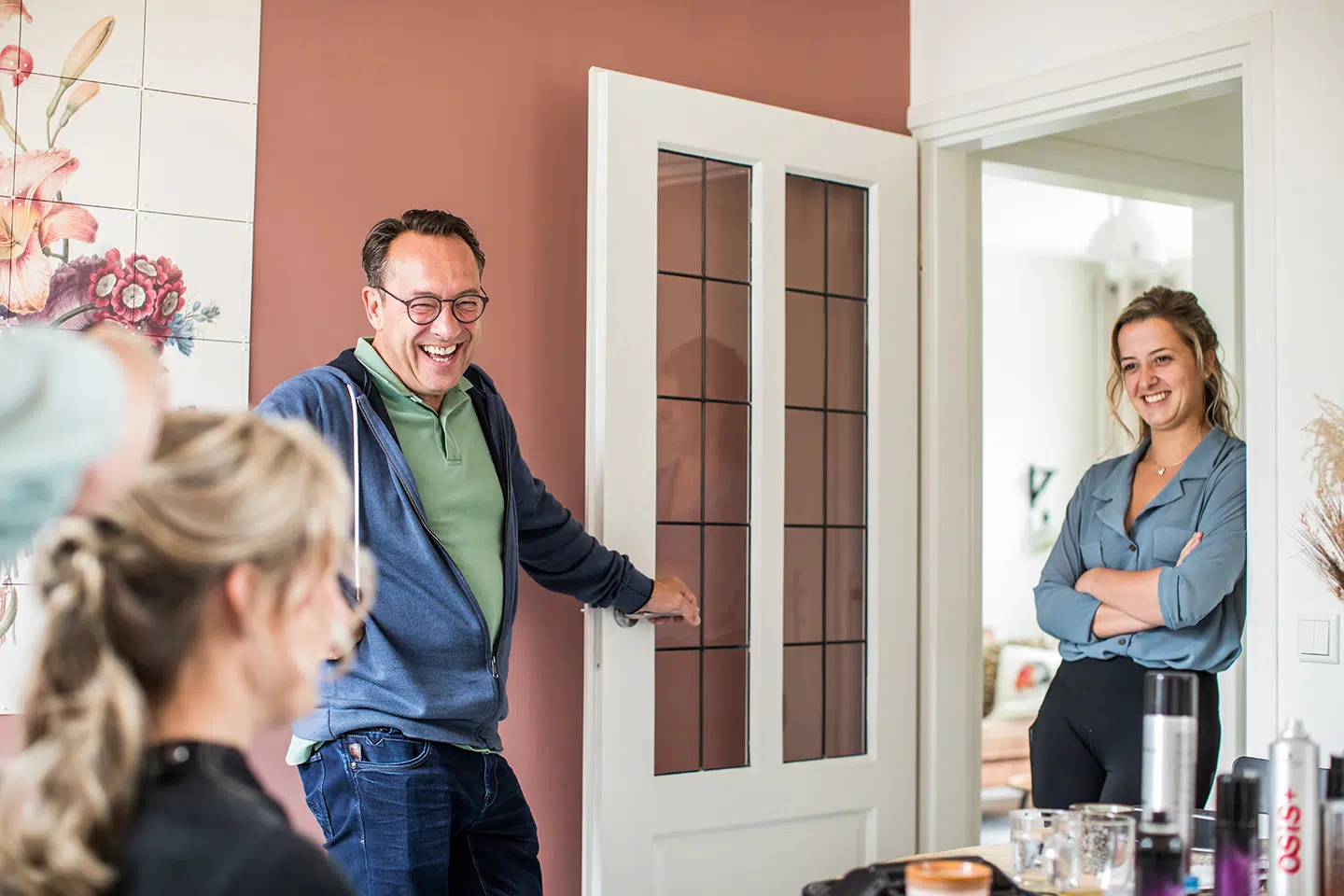 Bruid maakt zich thuis klaar voor haar bruiloft