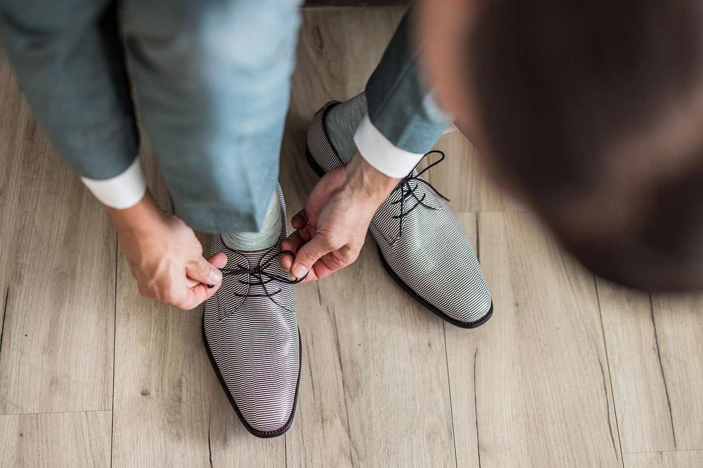 Zwart wit gestreepte trouwschoenen bruidegom