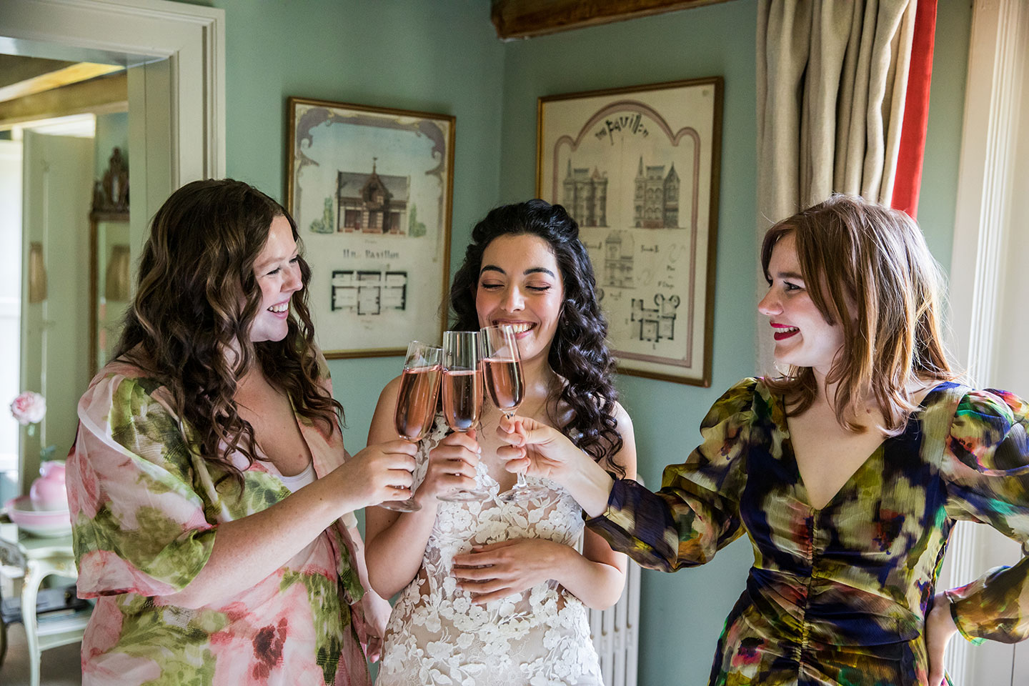 Bruid drinkt champagne met haar beste vriendinnen