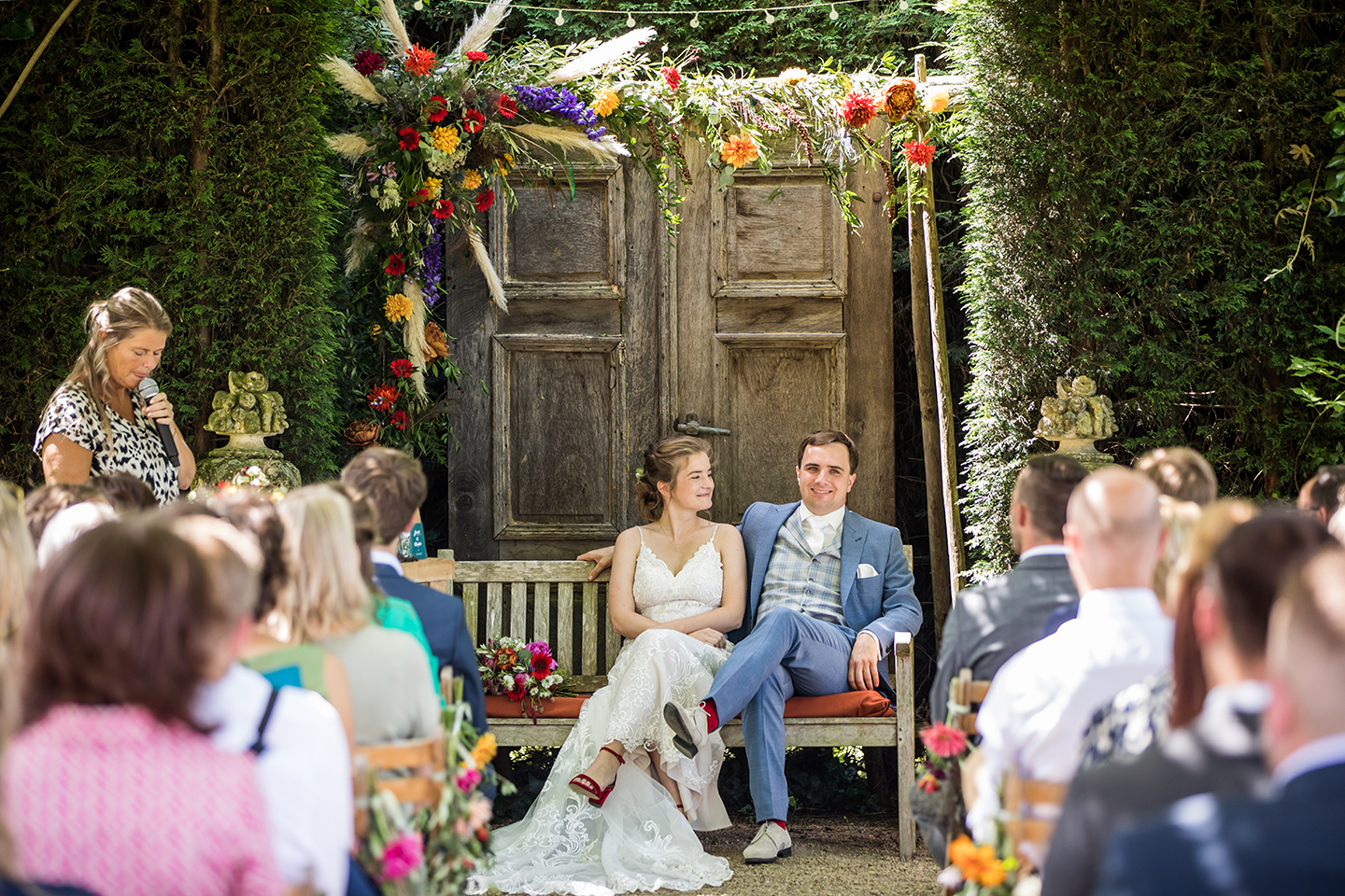 Bruidspaar tijdens ceremonie van hun bruiloft bij het Hoogh Huys in Winssen