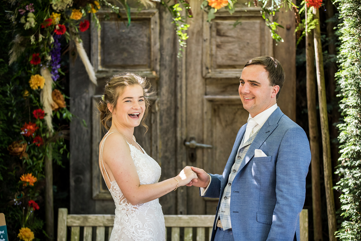 Bruidspaar geeft elkaar het ja-woord tijdens hun bruiloft bij het Hoogh Huys in Winssen