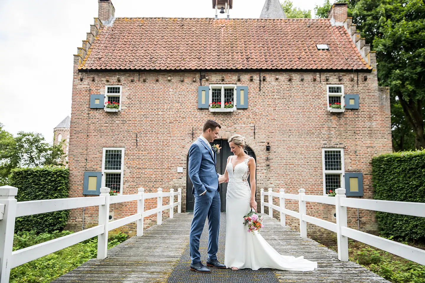 Bruidspaar tijdens de fotoshoot van hun bruiloft bij Kasteel Croy