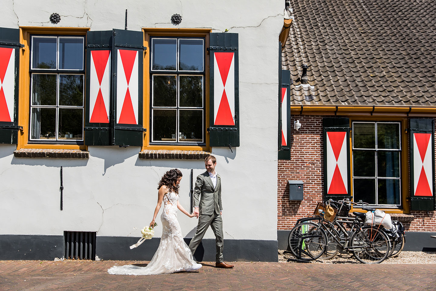 Bruidspaar loopt door de straten van Oud-Zuilen voor een bruidsreportage