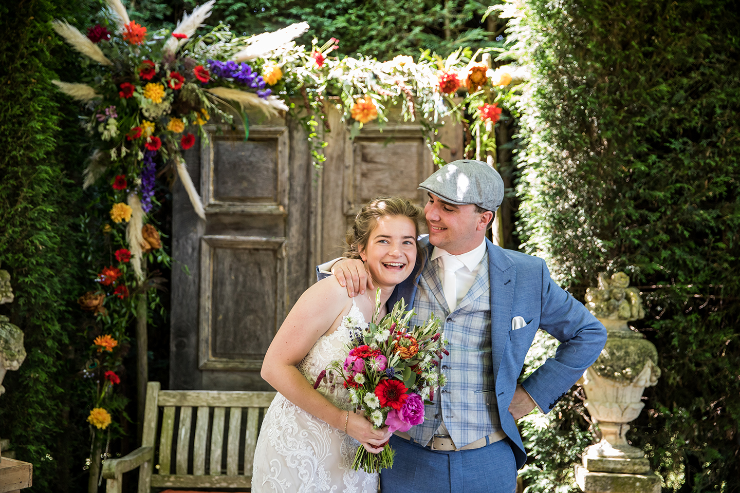 Gelukkig bruidspaar tijdens hun huwelijk bij het Hoogh Huys in Winssen