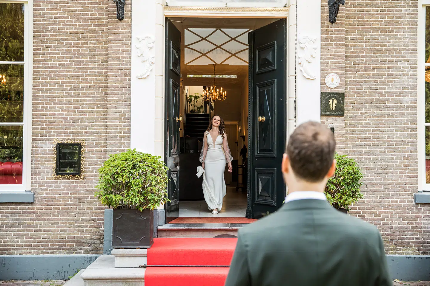 Bruidspaar ziet elkaar voor het eerst tijdens een bruiloft bij de Havixhorst