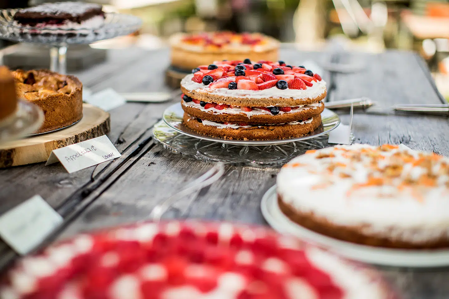 Zomerse bruidstaarten met rood fruit