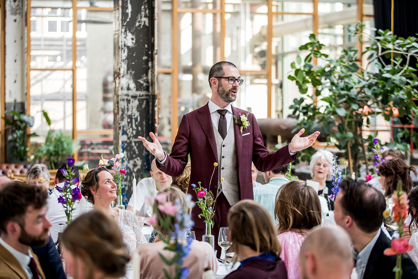 Bruidegom geeft een speech tijdens zijn bruiloft bij Radio Royaal in Eindhoven