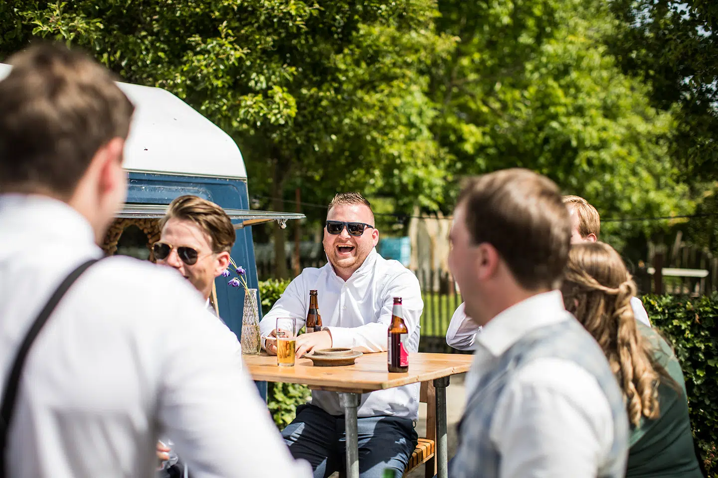 Gasten tijdens bruiloft in de tuin van het Hoogh Huys in Winssen