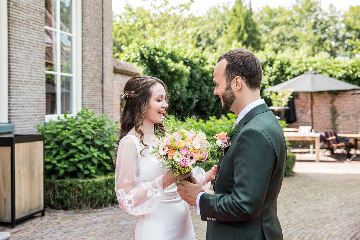 Bruidspaar tijdens hun eerste ontmoeten tijdens een bruiloft bij De Havixhorst