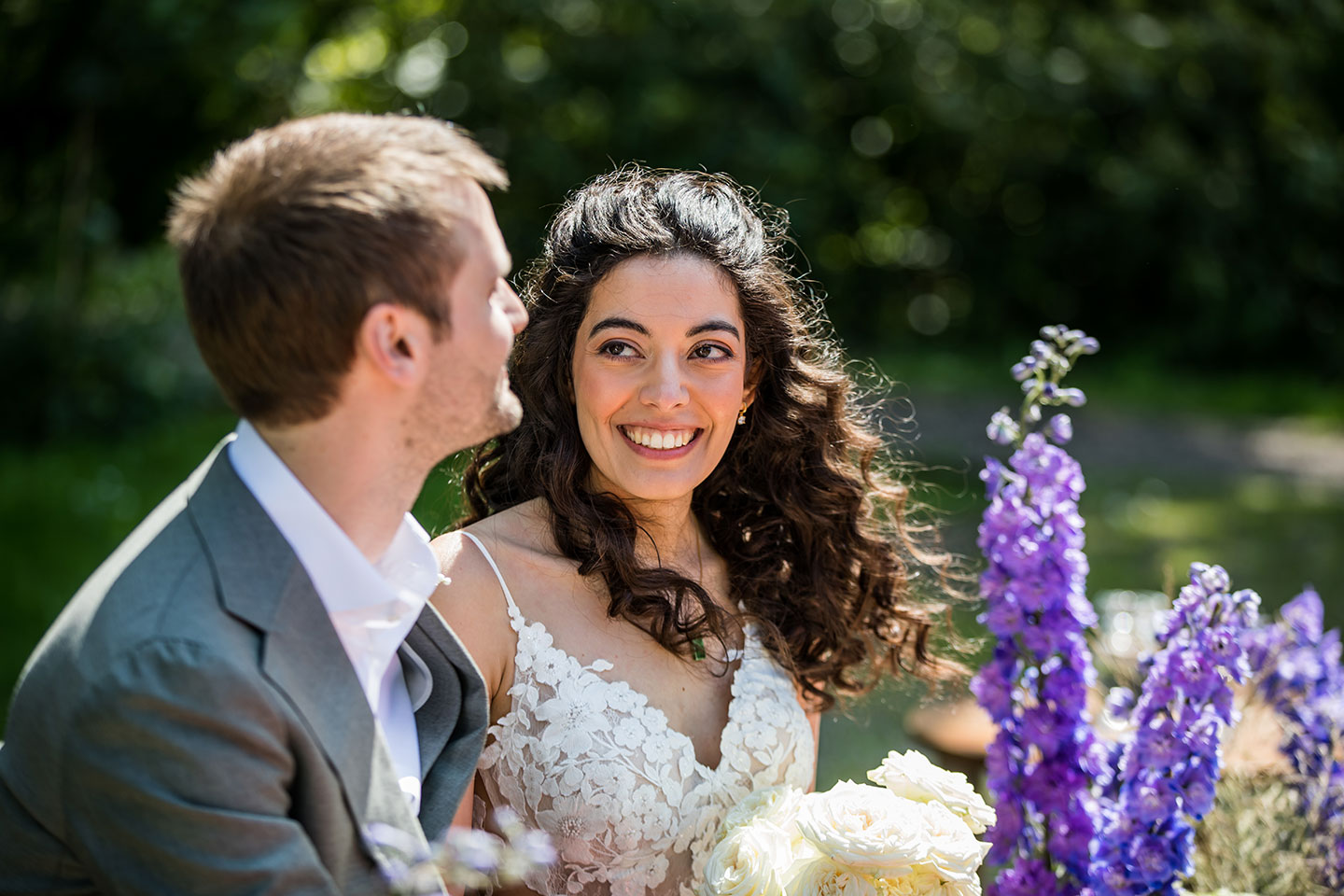 Bruid straalt van gelijk tijdens haar bruiloft in Utrecht