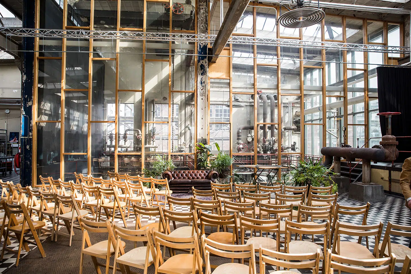 Ceremonie tijdens bruiloft bij Radio Royaal in Eindhoven op Strijp-S
