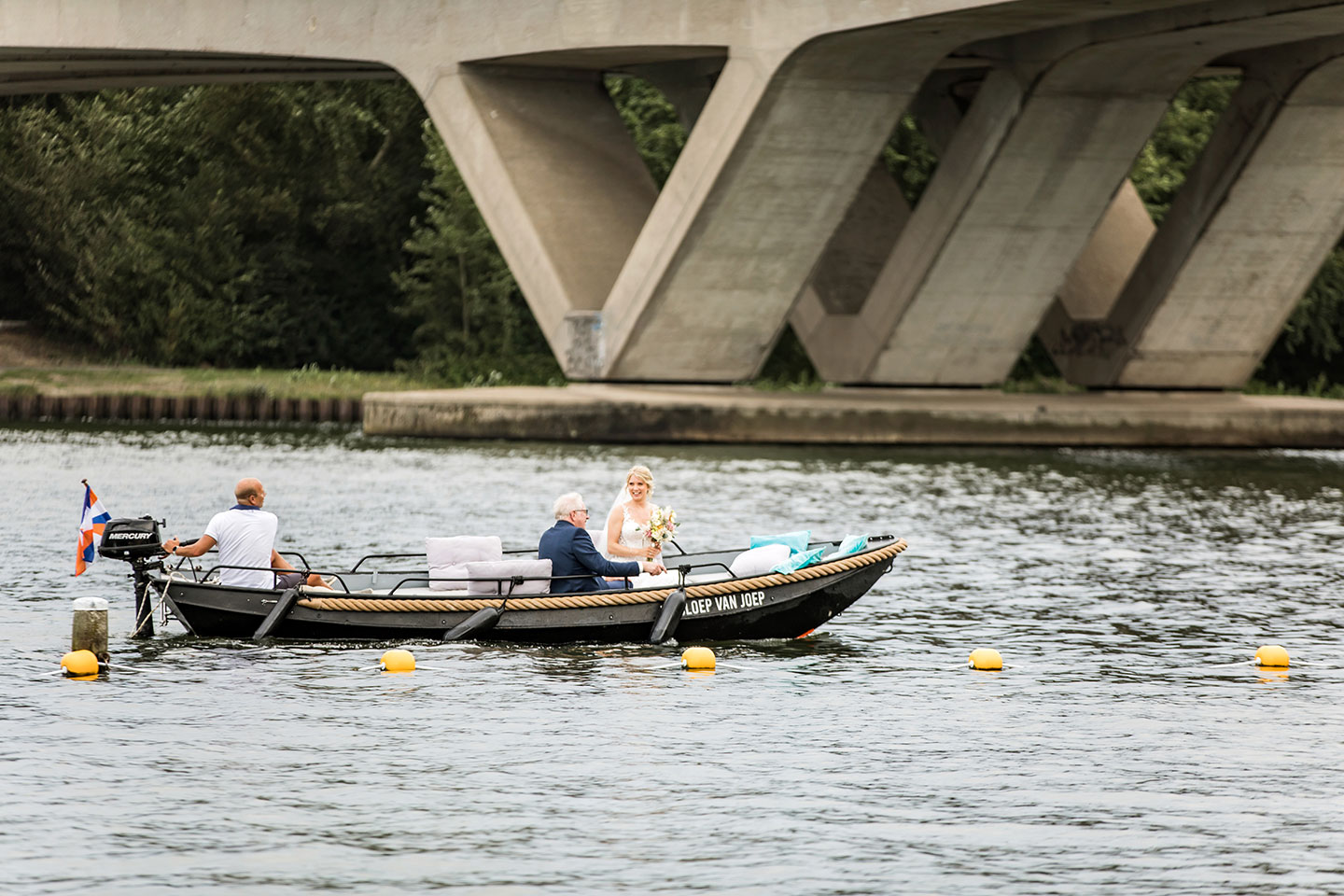 Bruid komt met boot aan op het trouweiland van Breezze in Brielle