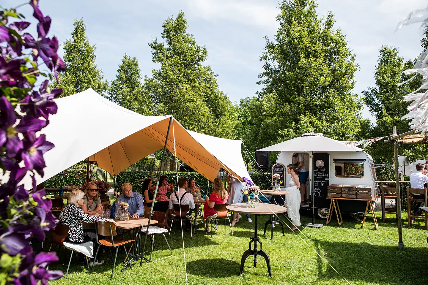 Foodtrucks tijdens een buiten bruiloft