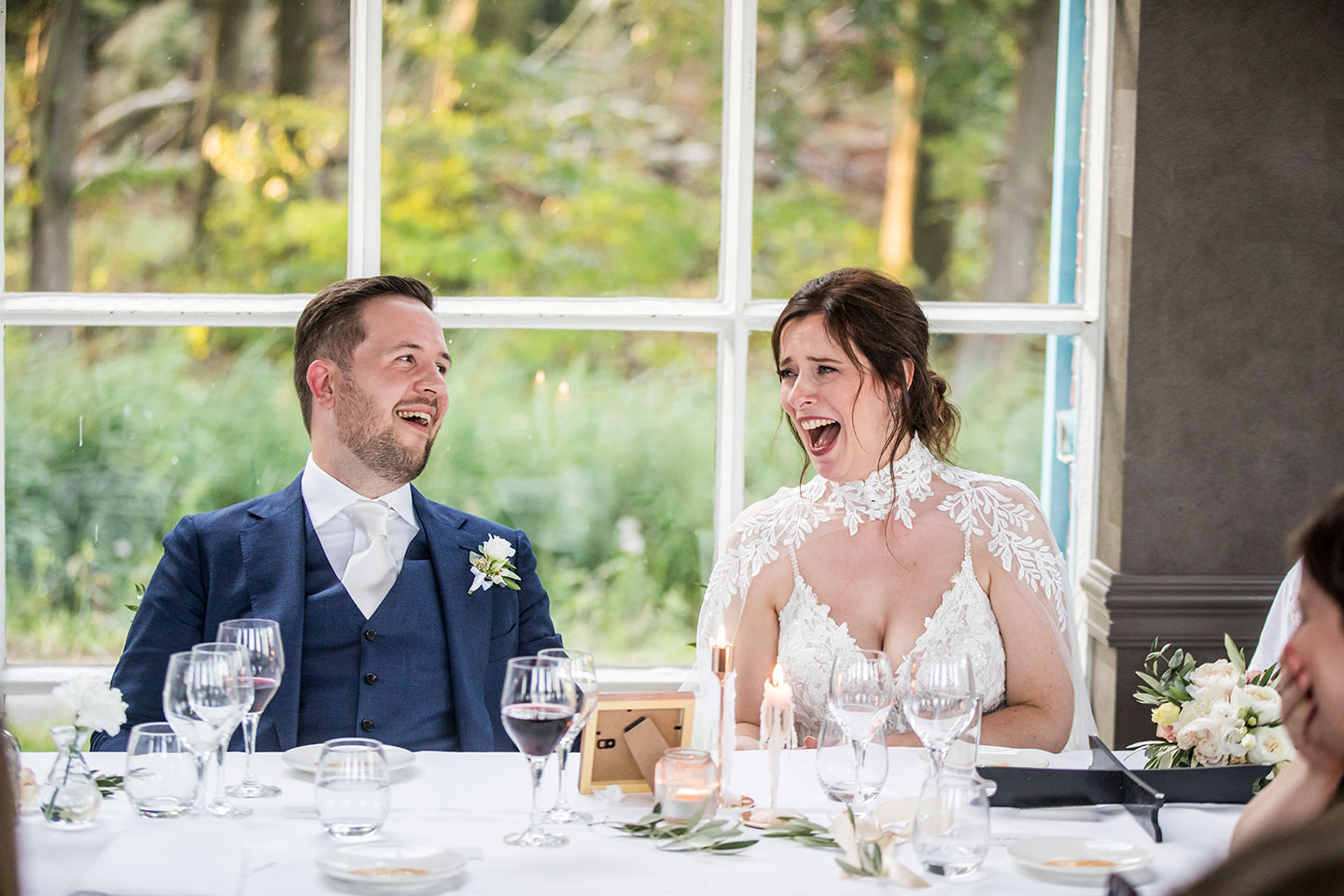 Bruidspaar tijdens diner bij Orangerie Elswout