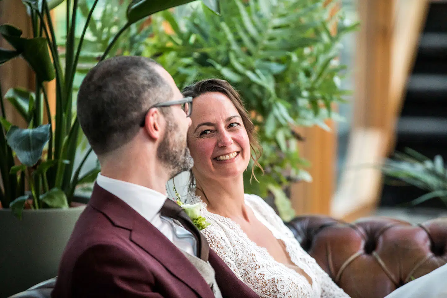 Bruidspaar tijdens de ceremonie van hun bruiloft bij Radio Royaal in Eindhoven