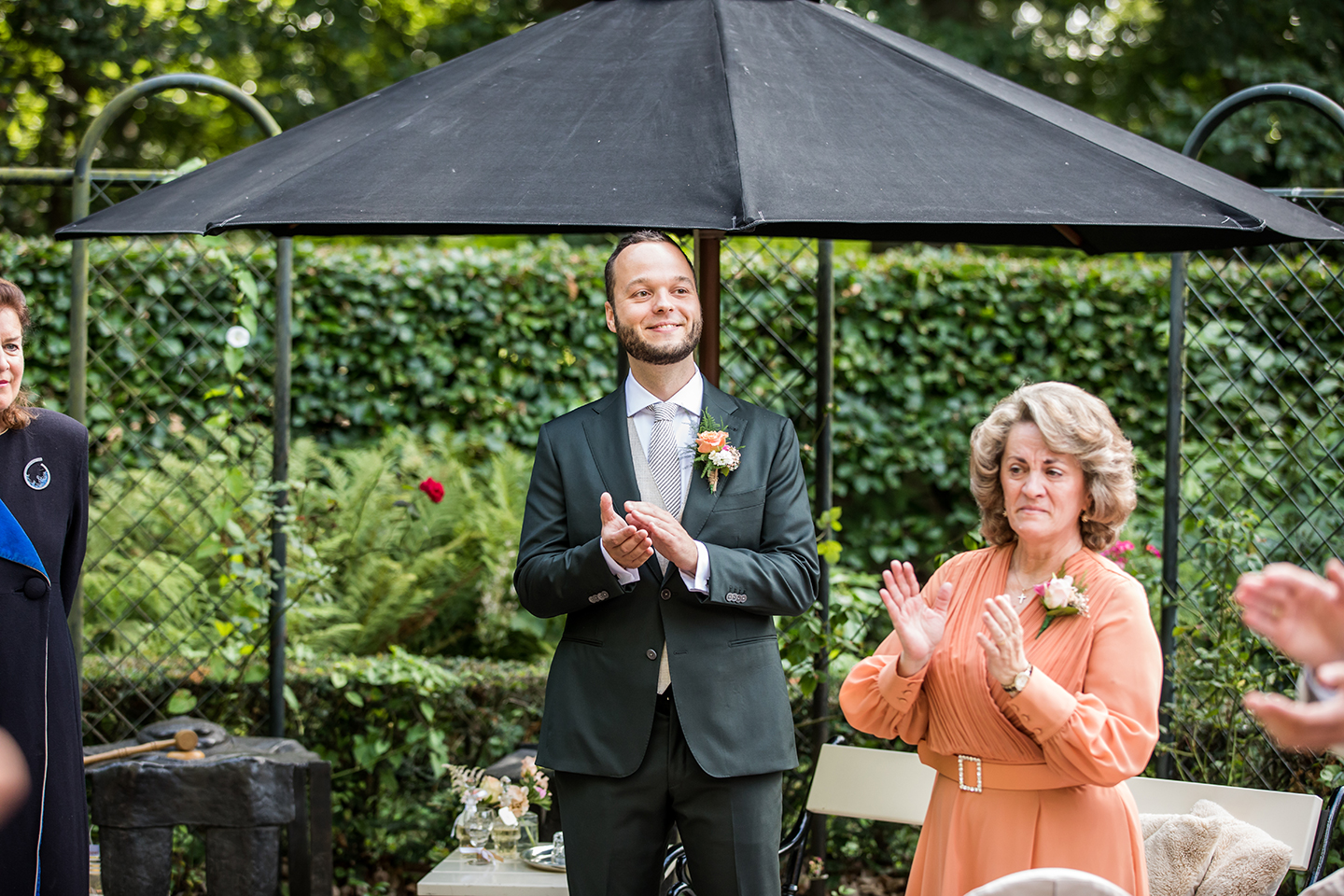 Ceremonie van een bruiloft in de tuin van De Havixhorst