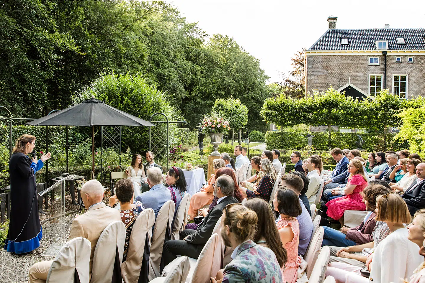 Ceremonie tijdens een bruiloft in de tuin van de Havixhorst