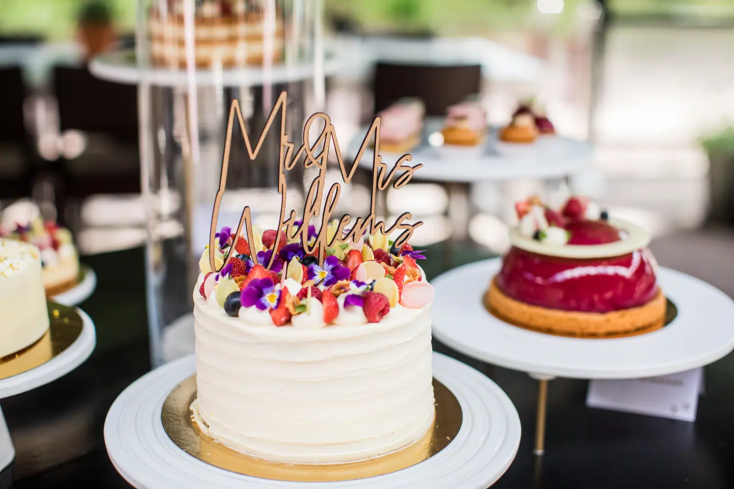 Zomerse bruidstaart met fruit en bloemen