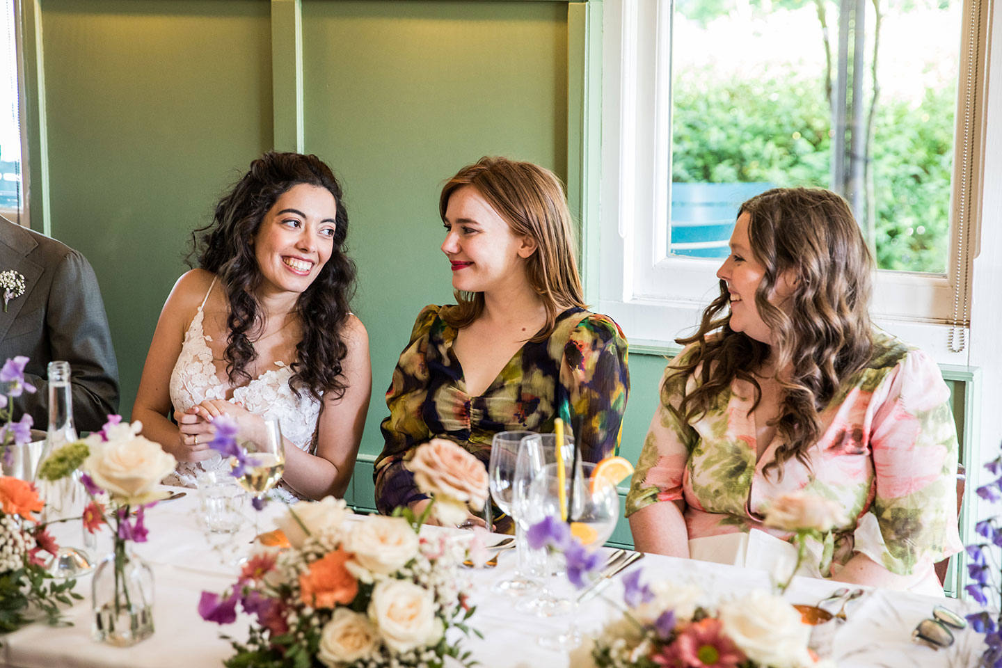 Bruid met beste vriendinnen aan tafel tijdens een bruiloft bij de Parel van Zuilen