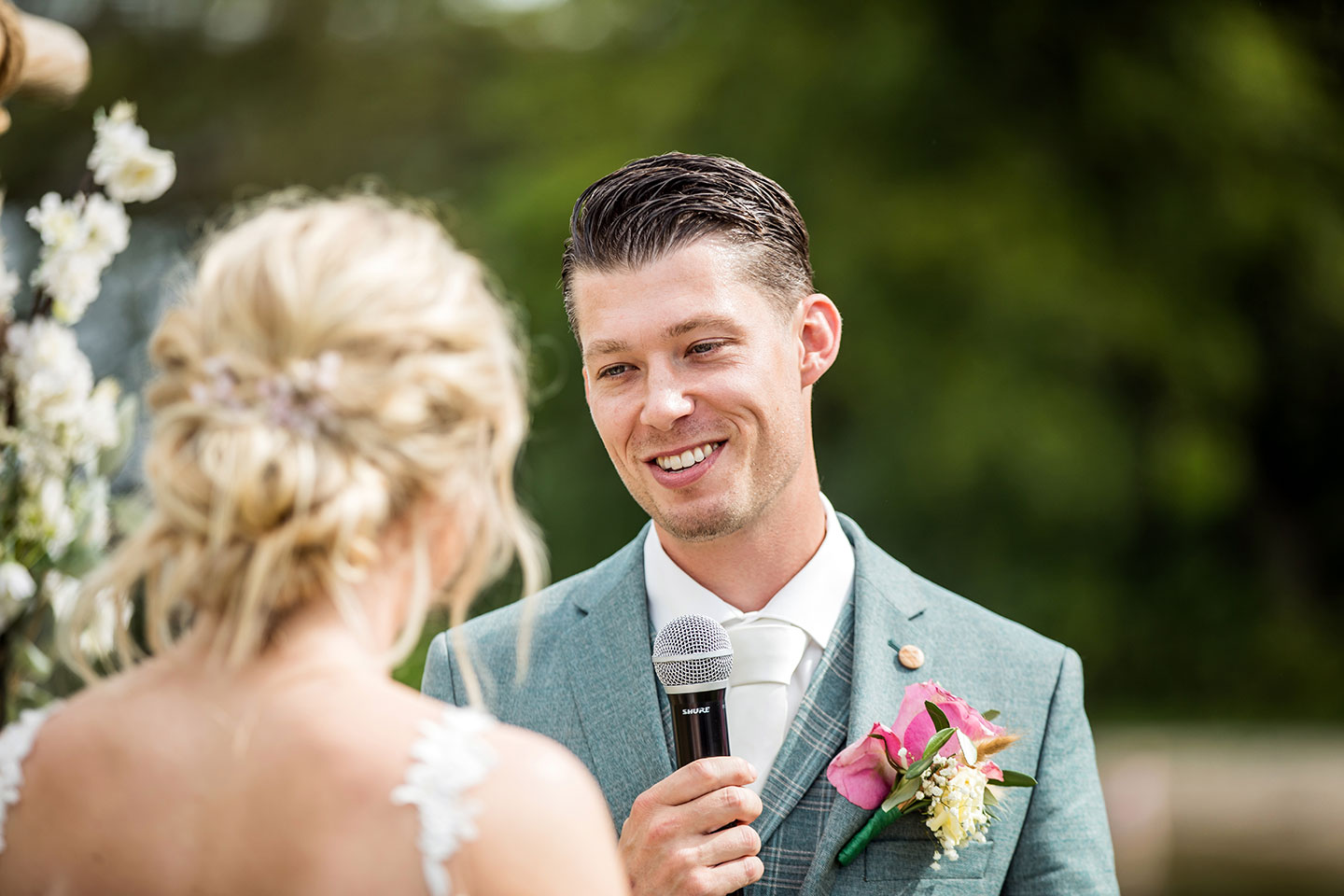 Bruidegom spreekt geloftes uit tijdens een bruiloft bij Breezze