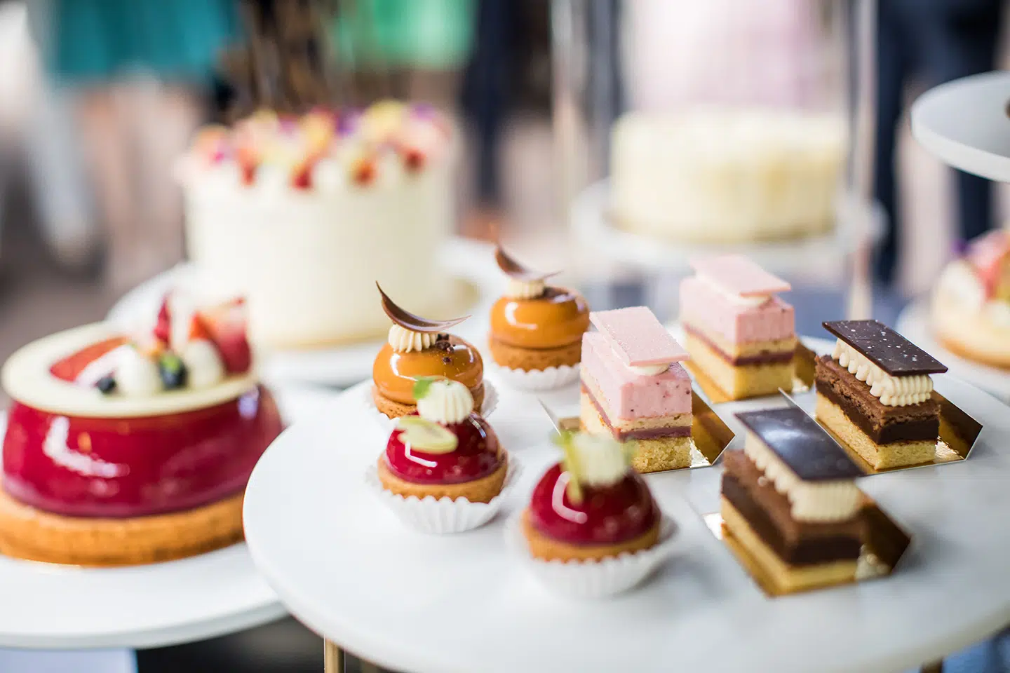 Gekleurde petit-fours tijdens een bruiloft
