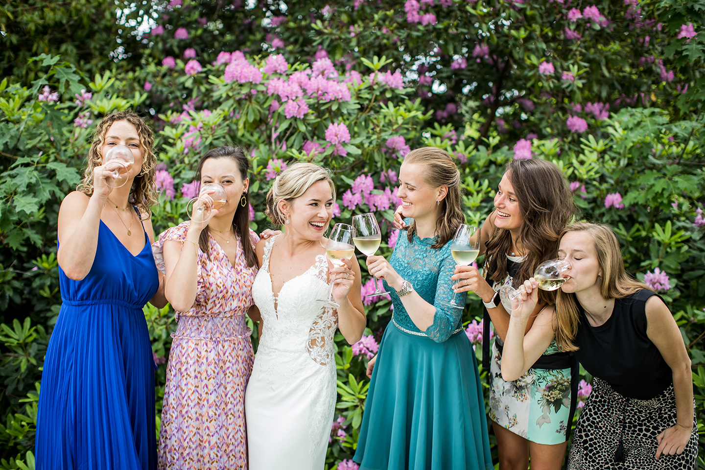 Bruid met vriendinnen tijdens bruiloft bij het Ketelhuis Landgoed de Grote Beek