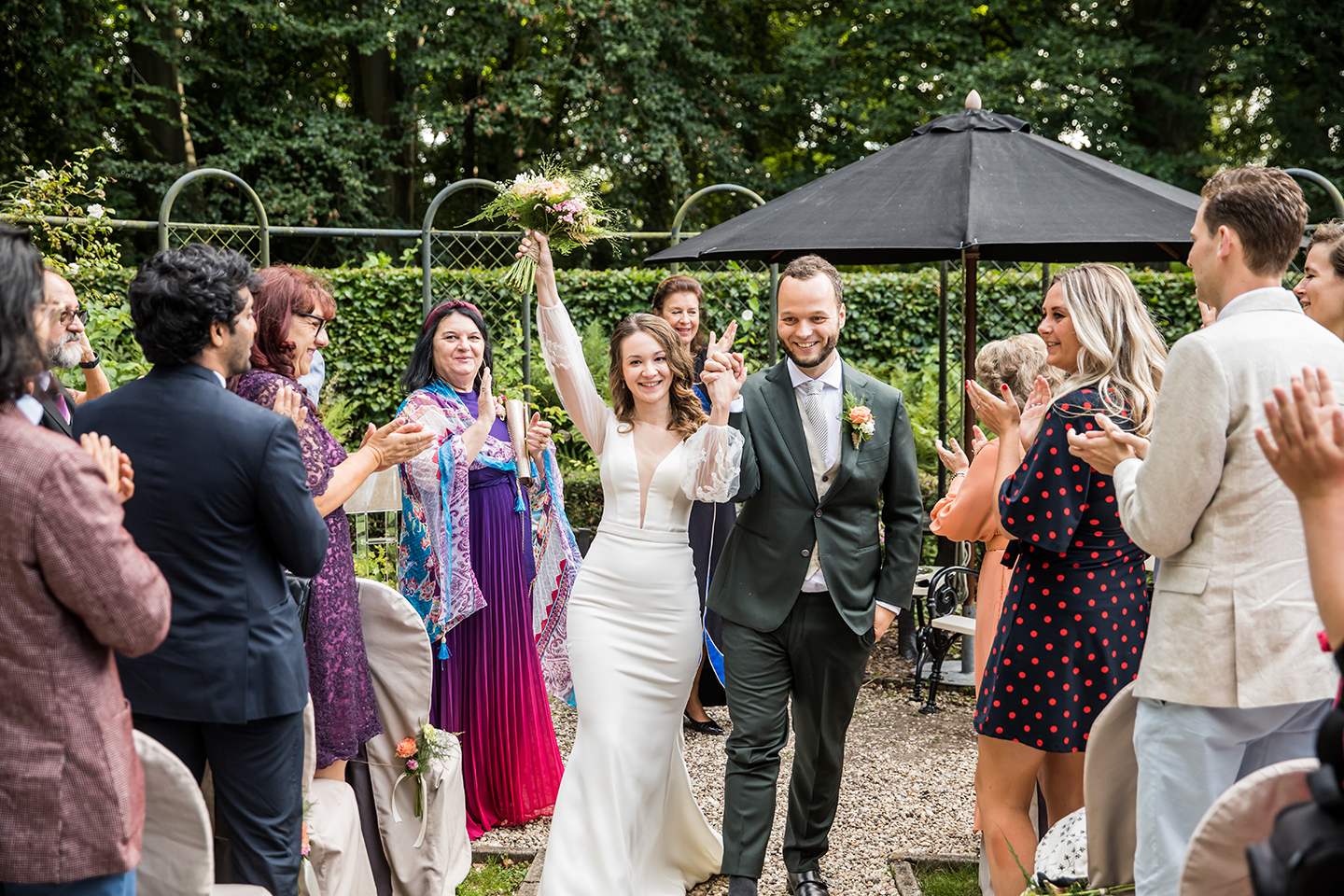 Bruidspaar viert hun bruiloft in de tuin van de Havixhorst in Meppel, Drenthe