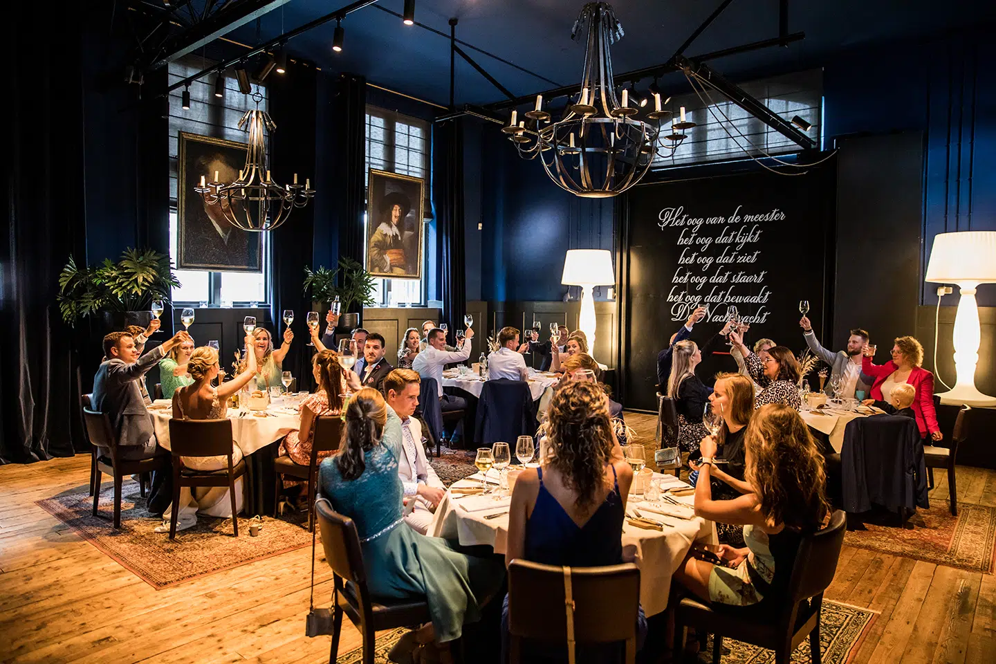 Bruidspaar proost met gasten tijdens huwelijk bij het Ketelhuis