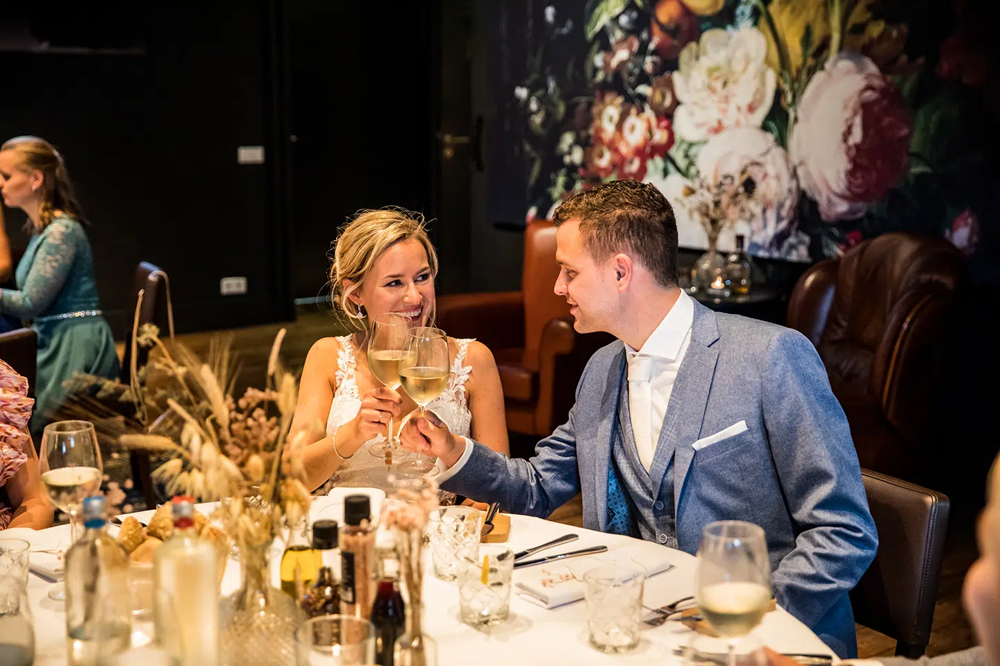 Bruidspaar proost op hun huwelijk bij het Ketelhuis 