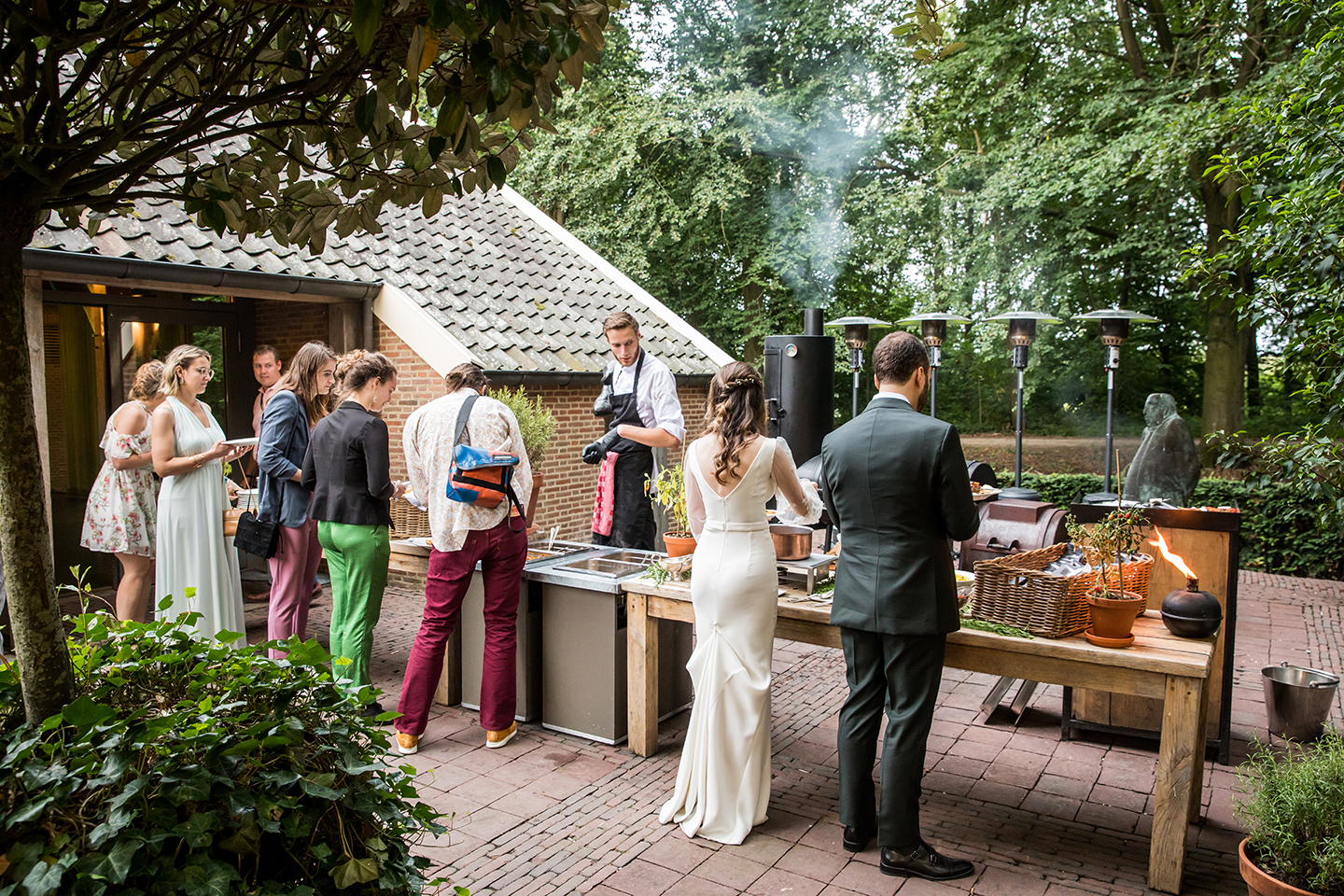 Barbecue tijdens een bruiloft bij De Havixhorst in Meppel, Drenthe