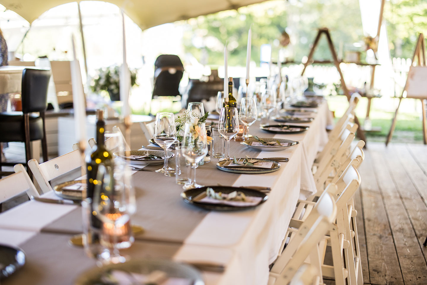 Gedekte tafels onder stretch tenten bij Breezze in Brielle tijdens een bruiloft