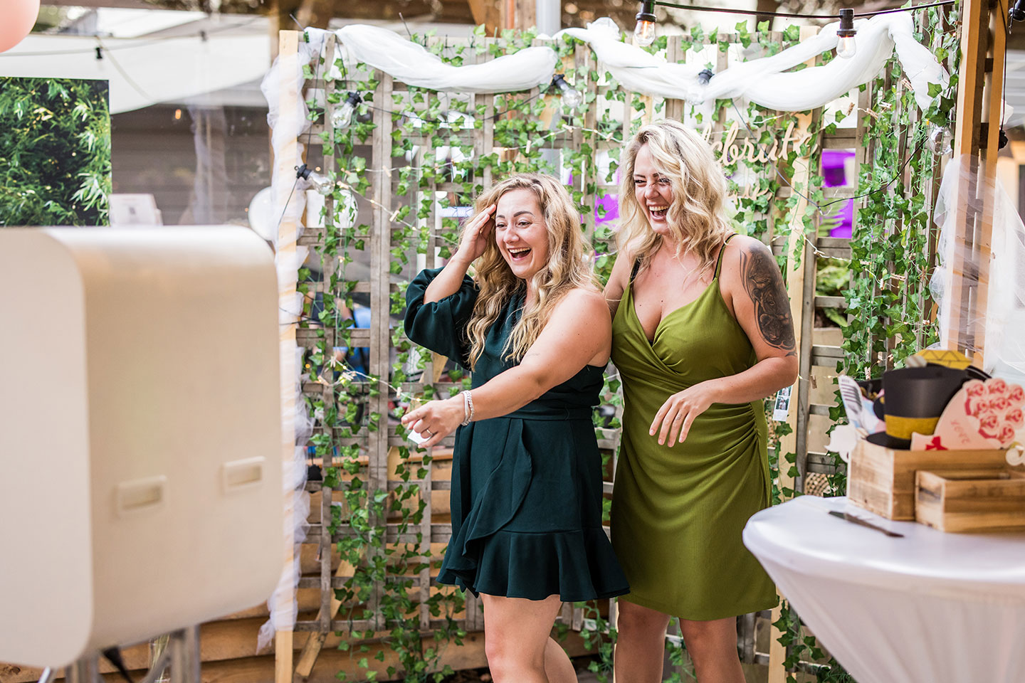 Gasten voor een fotobooth tijdens een bruiloft
