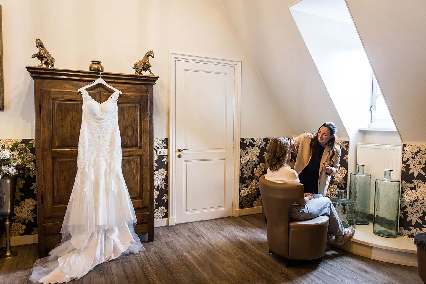 Bruid in een van de suites van Kasteel Henkenshage