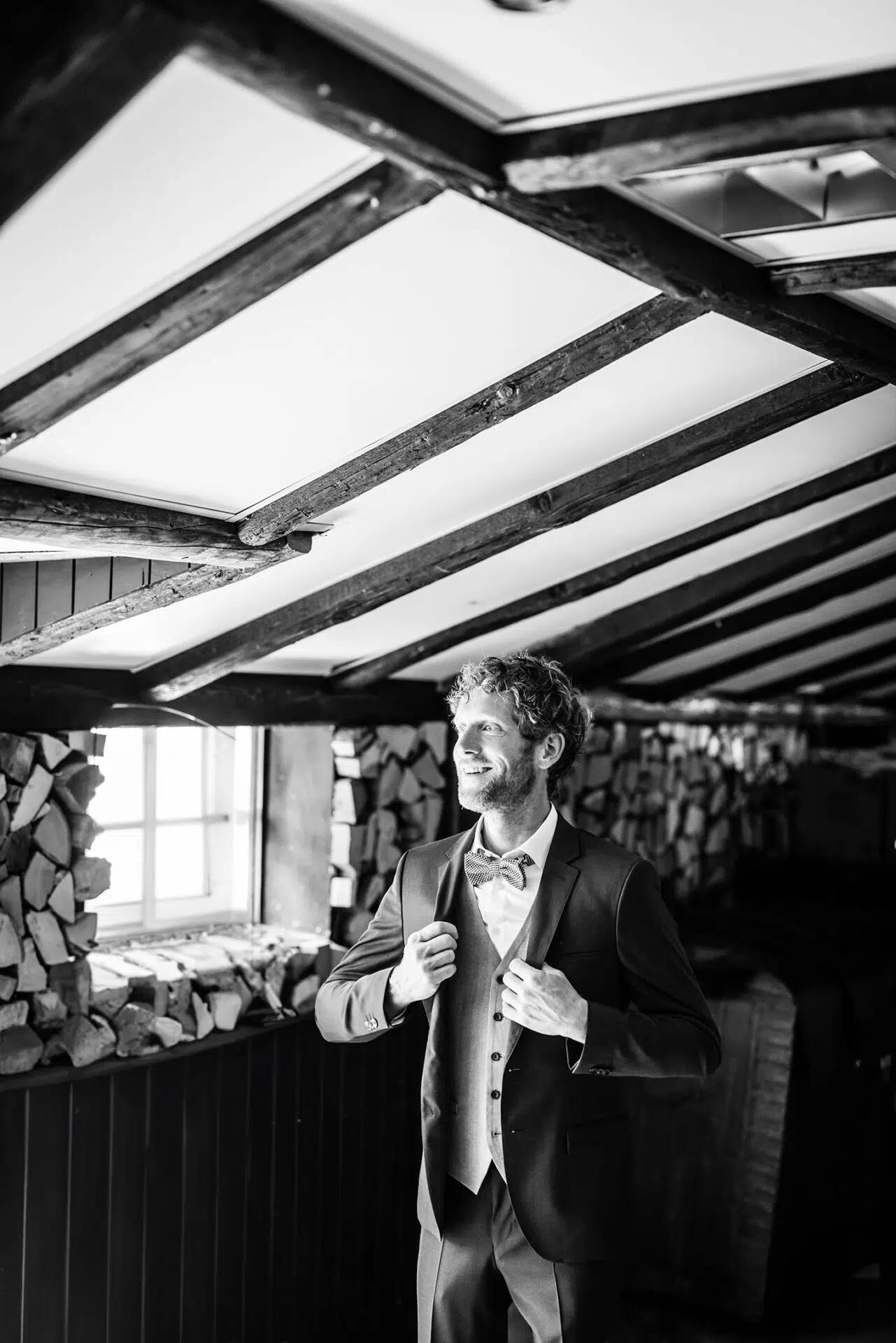 Bruidegom tijdens bruiloft bij de Heische Hoeve