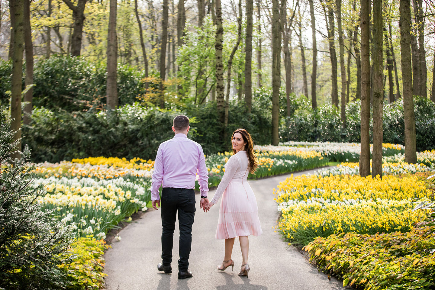 Couple walks through Keukenhof park