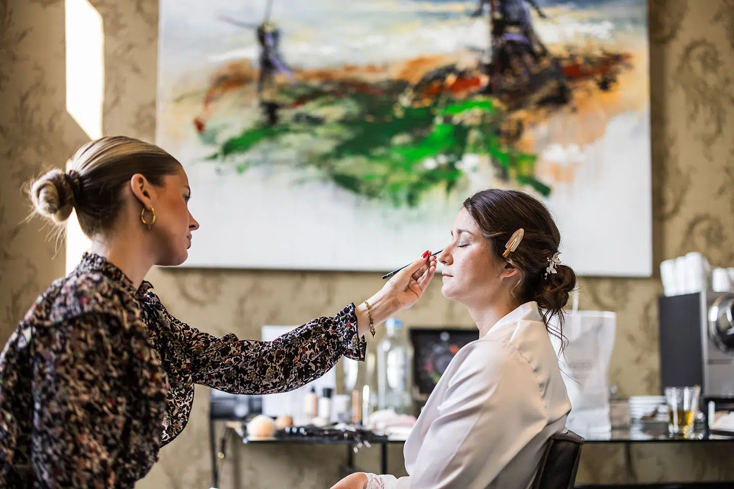 Bruid in haar en make-up voor haar huwelijk bij Landgoed Wolfslaar