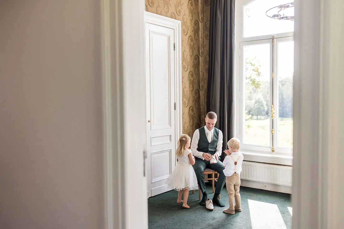 Bruidegom en kinderen maken zich klaar voor hun bruiloft in Breda