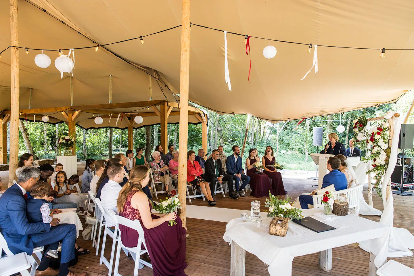 Bruiloft onder een stretch tent bij Landgoed Vidaa