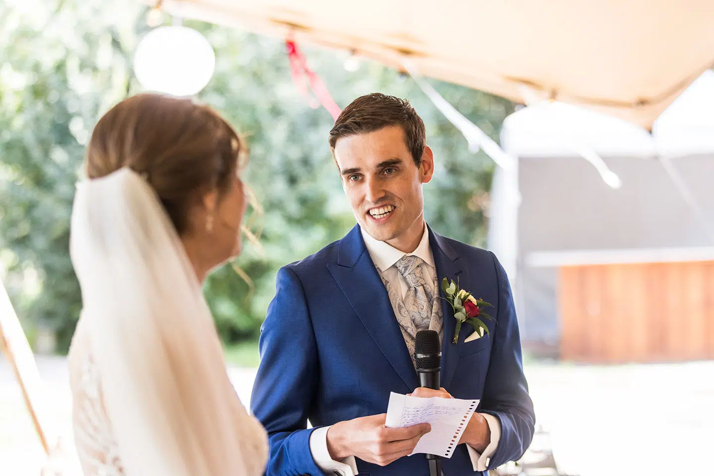 Bruidspaar tijdens de ceremonie van hun huwelijk bij Landgoed Vidaa