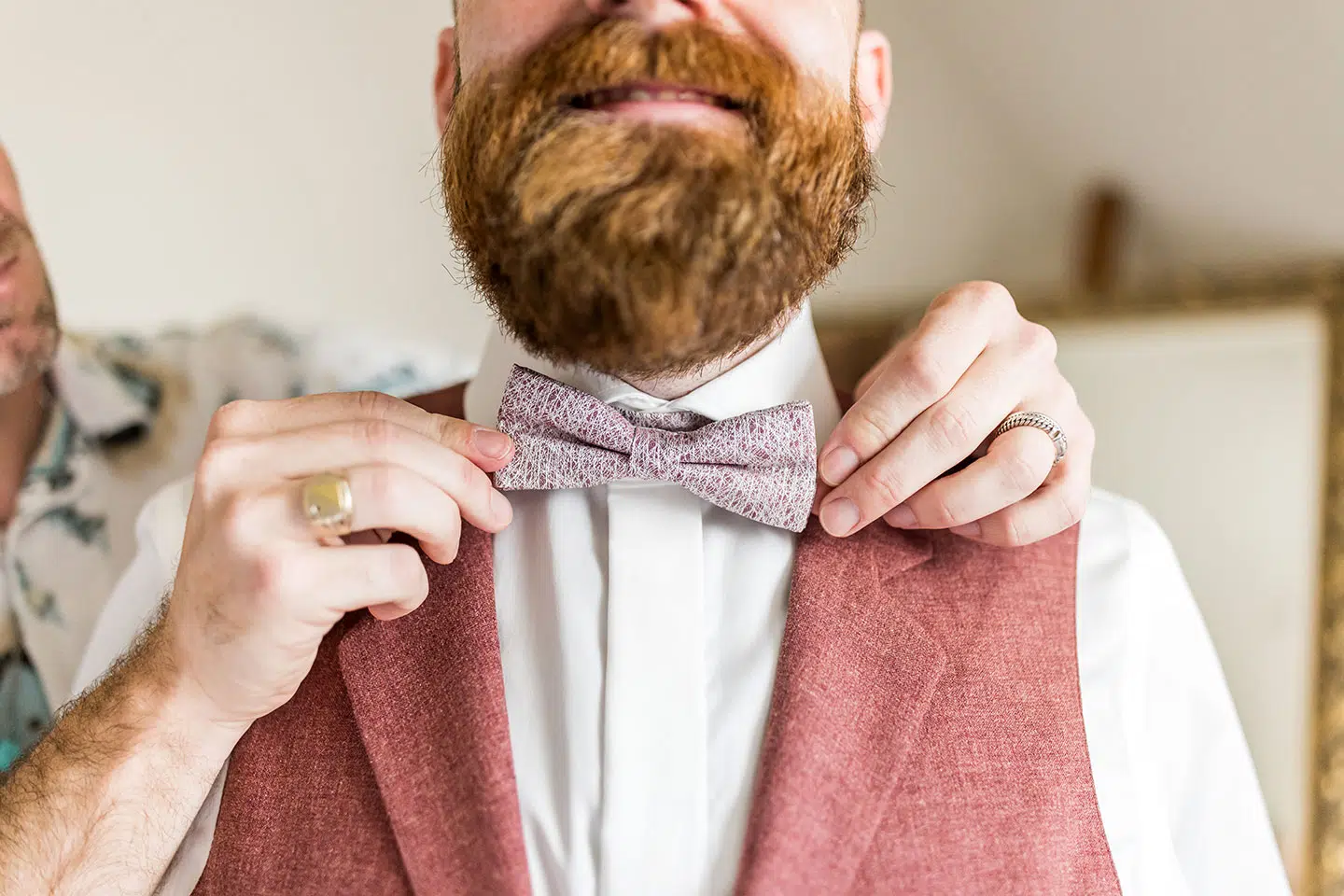 Rood trouwpak met vlinderstrikje