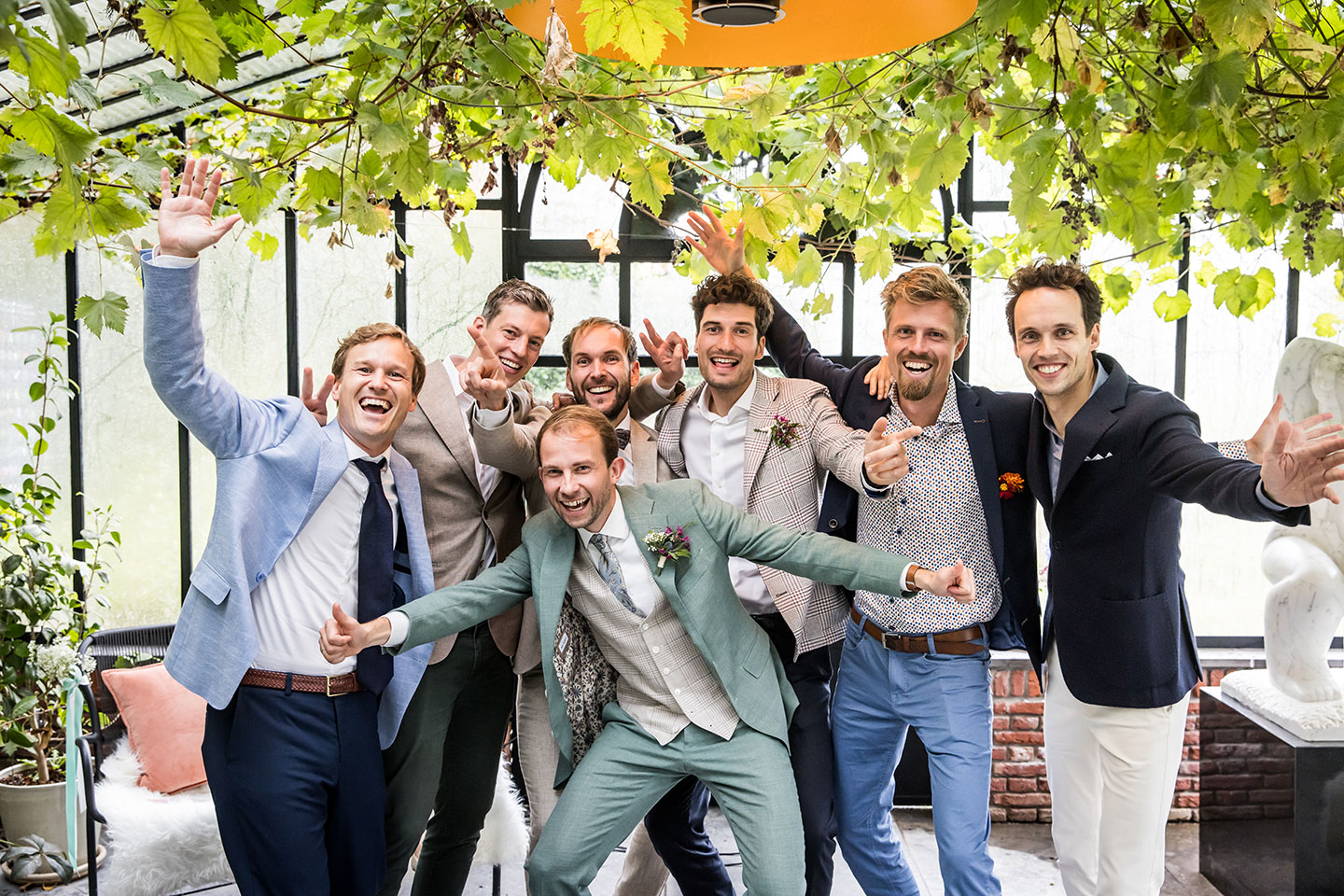 Bruidegom met beste vrienden tijdens een bruiloft bij Singer in het Gooi