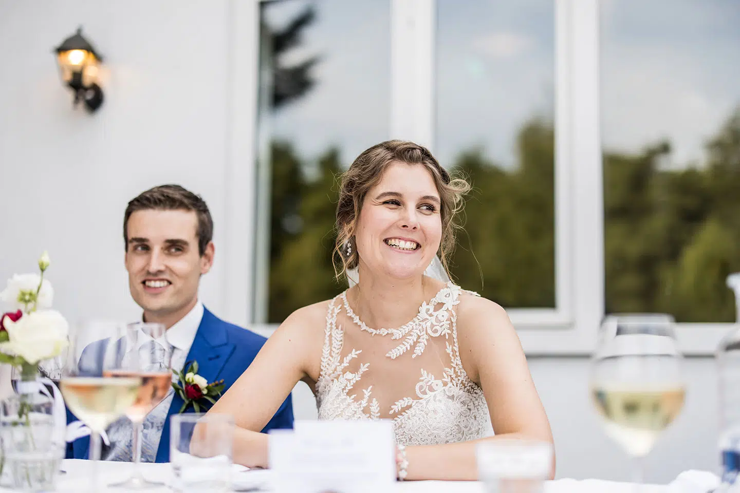 Bruidspaar tijdens het diner van hun huwelijk bij Landgoed Vidaa