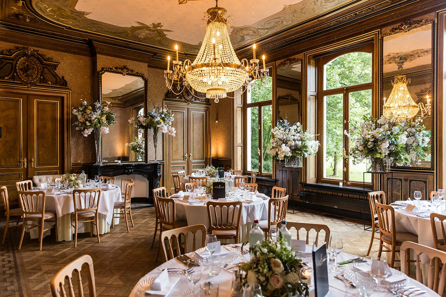 Eetzaal van Landgoed Wolfslaar tijdens een bruiloft
